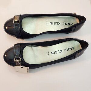 NWT  Anne Klein Women's Navy Flat, Cushioned Insole, 8.5Wide, Flexible Sole